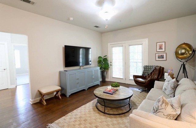 Newly Renovated! Walk to the Vaught from "The Powder Blue Perch"