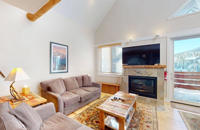 Newly updated condo with ski-In/ski-out access, a private hot tub & more