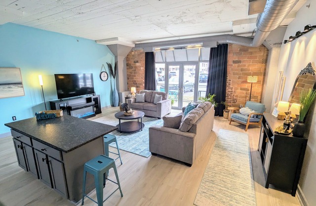 NEWLY UPDATED LIFE ON THE BAY-GET-AWAY SLEEPS 4