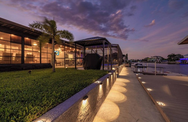 *NewlyRemodeled/Tiki Bar/Waterfront/Heated Pool/games