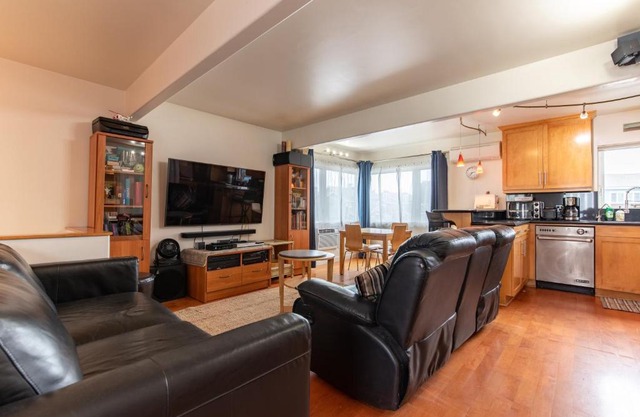 Newport Beach House 1 block from the beach FREE pickleball courts and 6 beach cruisers