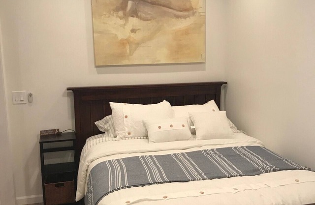 Newport Getaway, short walk to the beach, shopping, pier, harbor, and much more!