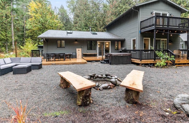Next to Sandy River, *Pet Friendly*, Hot Tub, Huge Deck, BBQ, Shuffleboard, 20 Min to Mt. Hood