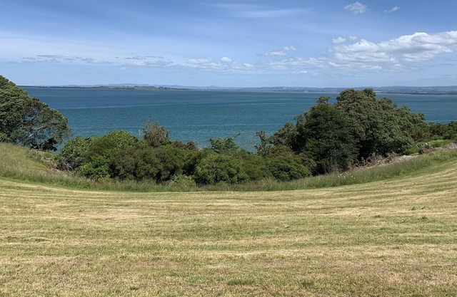 Next to the sea and reserve, self contained 1 bdrm unit, own entrance & parking.