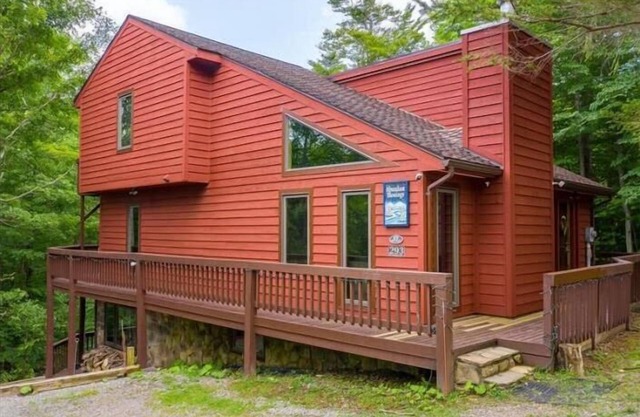 NF17- Cool Creek side home! Hot Tub! Pets ok!