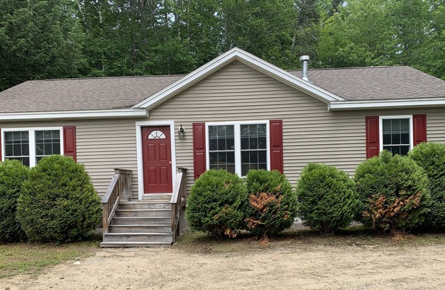 NH House Ski,Camp, Hike,Swim,boat, hunt close to Plymouth State ,weekly monthly