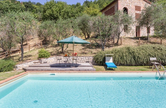 Nice apartment in villa with WIFI, pool, TV, patio, pets allowed, panoramic view, close to Lucca