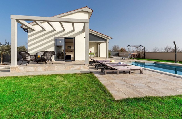 Nice and modern holiday house near Pula