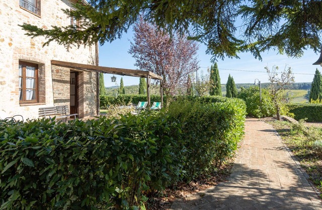Nice apartment for 5 people with A/C, WIFI, pool, TV and pets allowed, close to Siena