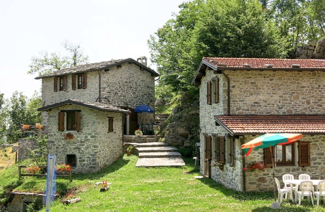 Nice apartment in villa for 12 people with private pool, WIFI, TV, patio, pets allowed and parking