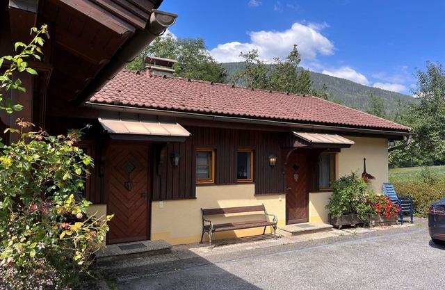 Nice apartment in villa for 4 guests with WIFI, TV, terrace and pets allowed