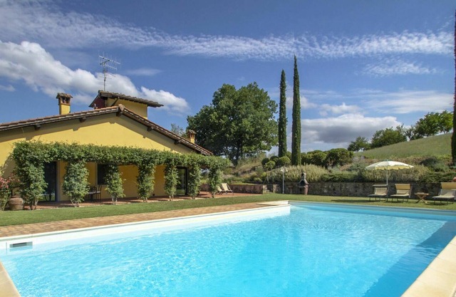 Nice apartment for 4 people with pool, WIFI, TV, pets allowed and parking