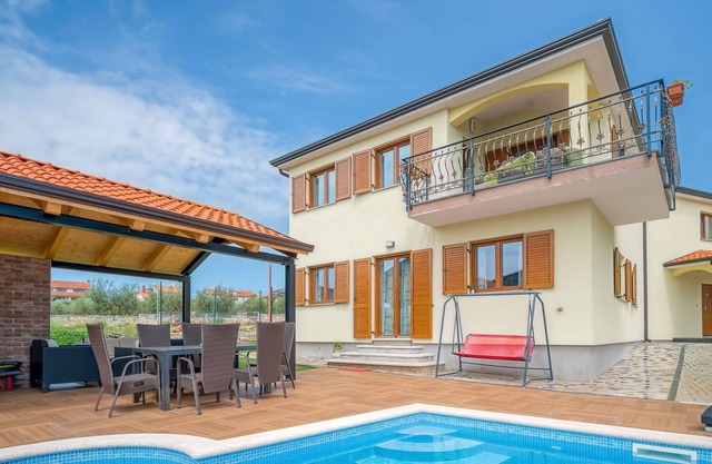 Nice apartment for 2 guests with pool, WIFI, A/C, TV, pets allowed and parking