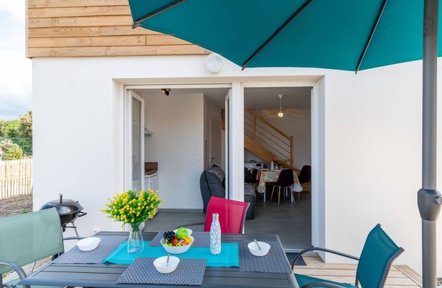 Nice apartment for 4 guests with WIFI, A/C, pool, TV, terrace, pets allowed and parking