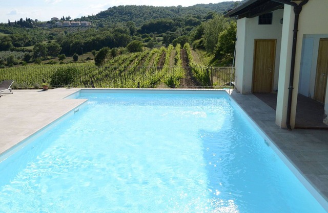 Nice apartment for 6 guests with pool, WIFI, TV, pets allowed and parking, close to Arezzo
