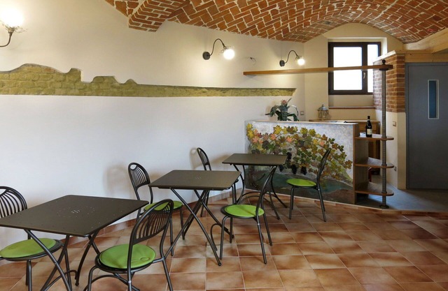 Nice apartment for 9 people with WIFI, pool, TV, patio, pets allowed and parking