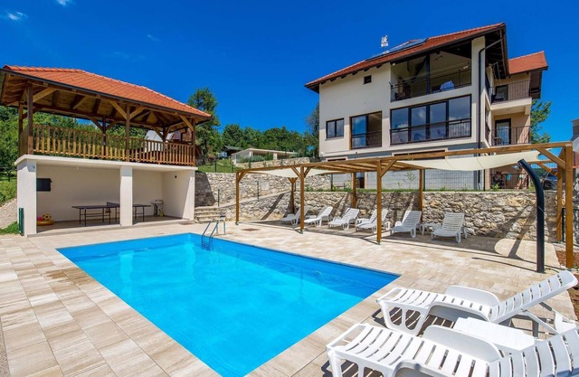 Nice apartment in Rakovica with WiFi