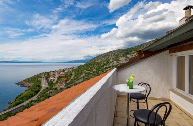 Nice apartment in Senj