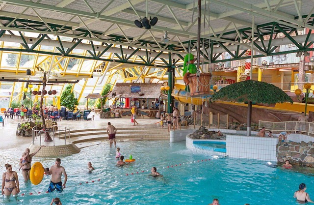 Nice apartment in villa for 6 people with hot tub, pool, TV, terrace and parking