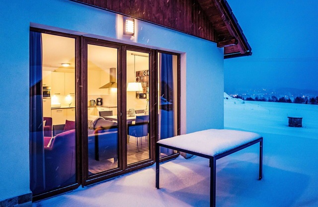 Nice apartment in villa for 6 people with WIFI, TV, terrace, pets allowed and parking