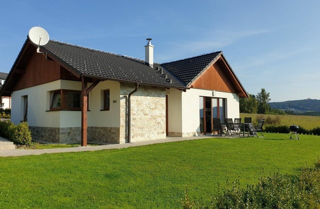 Nice apartment in villa for 6 guests with WIFI, TV, terrace, pets allowed and parking