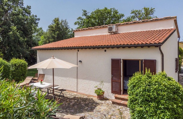 Nice apartment in villa for 2 guests with WIFI, A/C, pool, patio, panoramic view and parking
