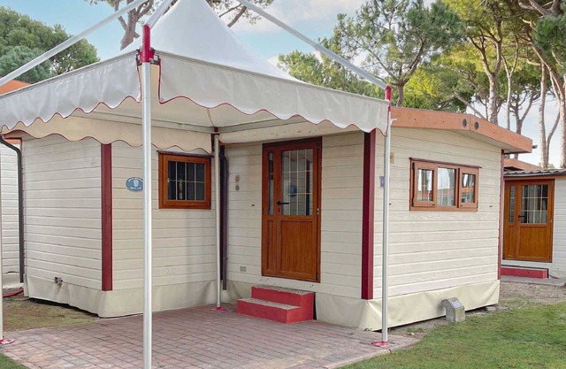 Nice apartment in villa for 4 guests with A/C, WIFI, pool, TV, terrace and pets allowed