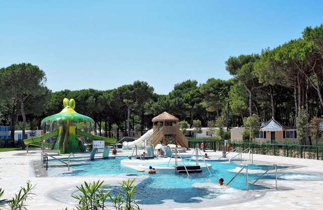 Nice apartment in villa for 4 people with pool, A/C, WIFI, TV and terrace