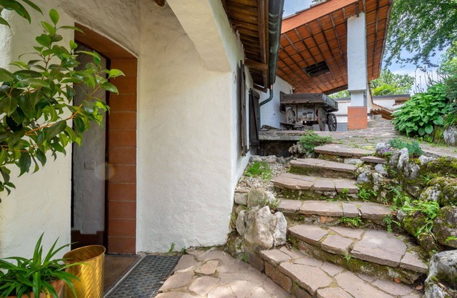 Nice apartment in villa for 6 guests with TV, terrace and pets allowed