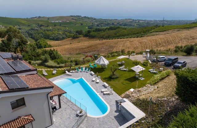 Nice apartment in villa with pool, hot tub, A/C, WIFI, TV, patio, pets allowed and panoramic view