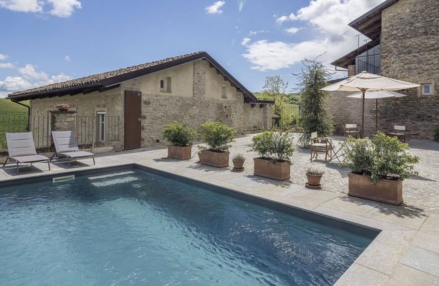 Nice apartment for 4 guests with WIFI, pool, close to Alba