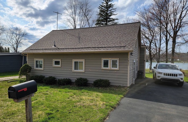 Nice cozy lake house, great yard.nn
