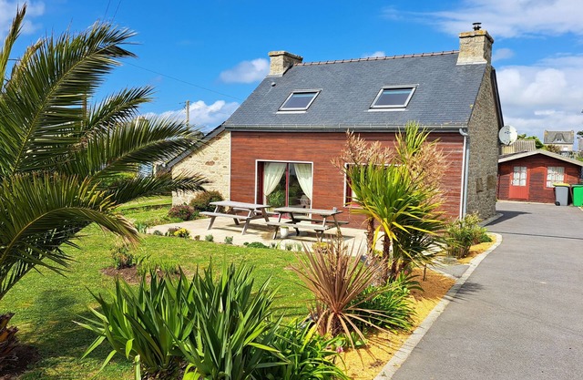 Nice fisherman wooden and stone house renovated in 2007 in the Iroise sea
