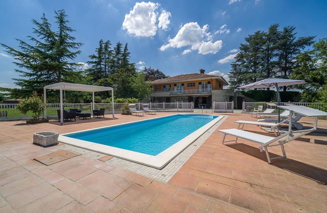 Nice home in Asti with jacuzzi