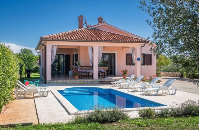 Nice home in Barban with WiFi