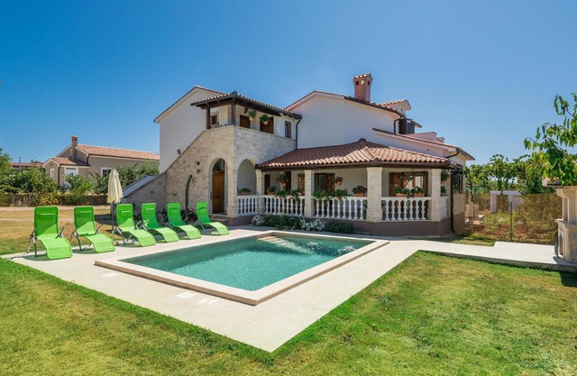 Nice home in Barban with kitchen