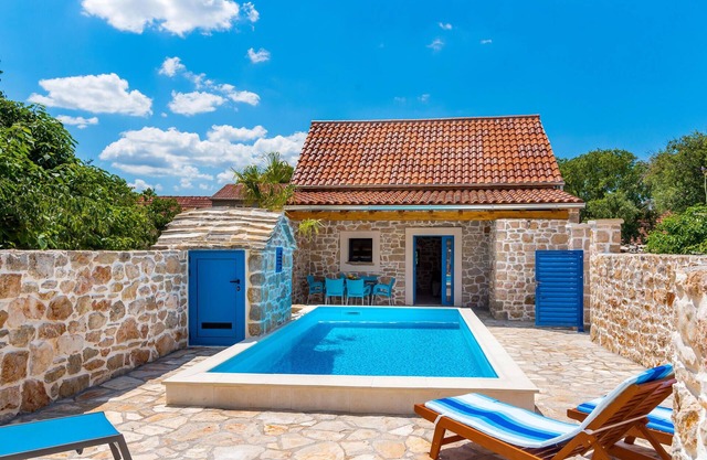 Nice home in Drnis with WiFi