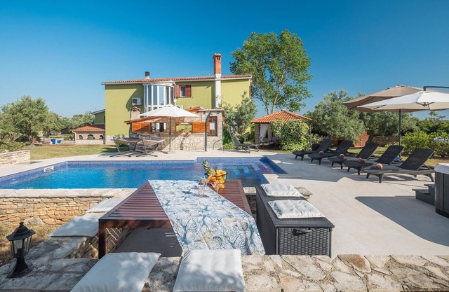 Nice home in Galizana