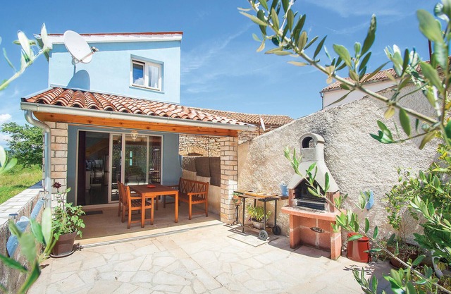 Nice home in Krnica with WiFi