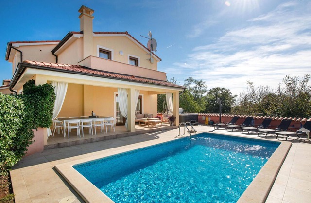 Nice home in Krvavici