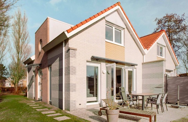 Nice home in Makkum with lake view