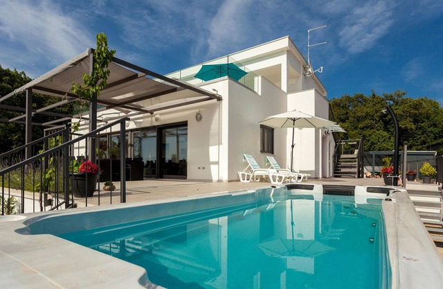 Nice home in Malinska