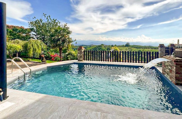 Nice home in Marsaglia CN with jacuzzi