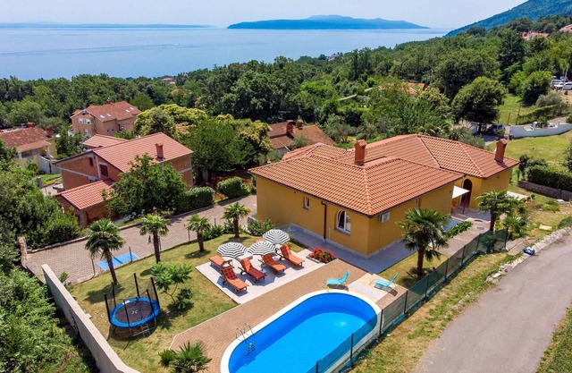 Nice home in Opric with WiFi