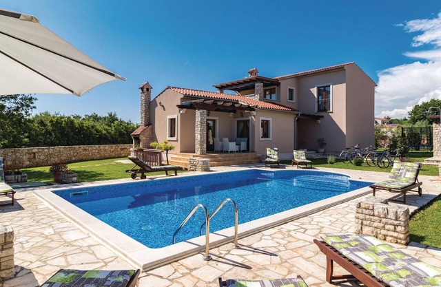 Nice home in Pula with kitchen