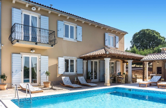 Nice home in Smoljanci with WiFi