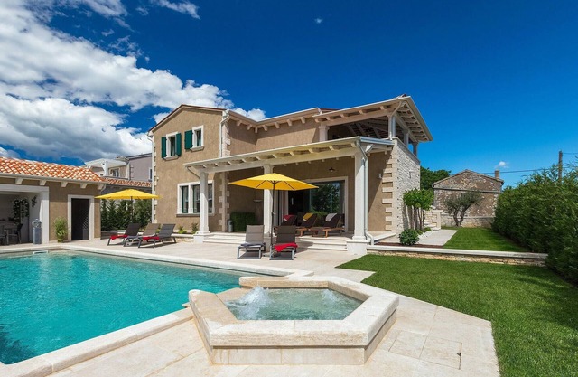 Nice home in Tinjan with sauna