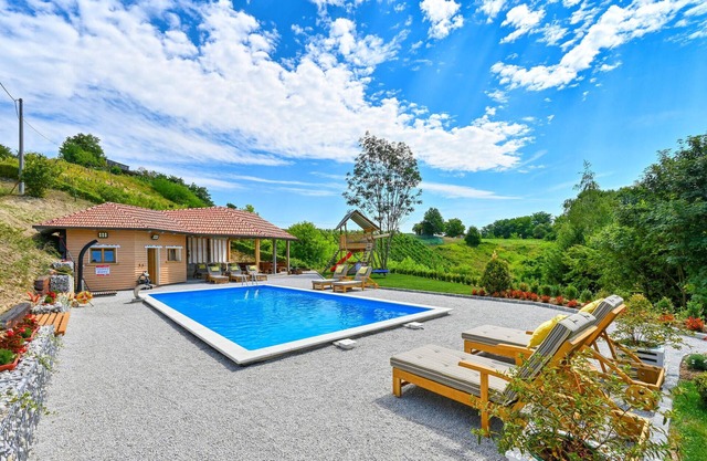 Nice home in Varazdin with sauna