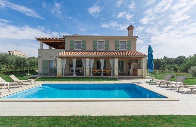 Nice home in Visnjan with private swimming pool, can be inside or outside