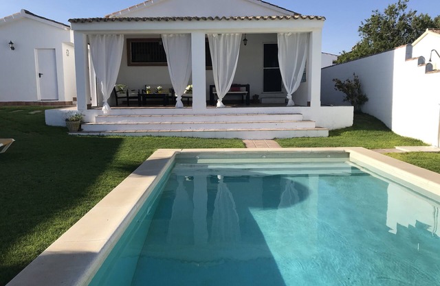 Nice house with wifi, swimming pool, wood burning fireplace, barbecue, beach 15 min